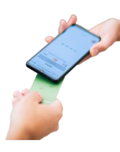 Une personne paye par carte sur un mobile