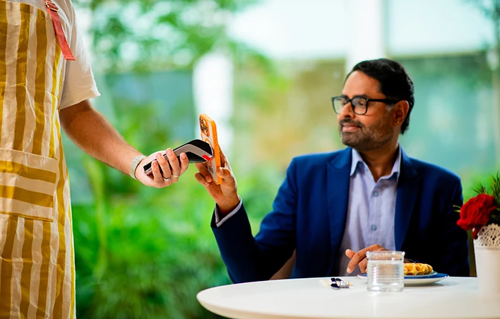 Un homme paye avec son téléphone sur un Move 5000