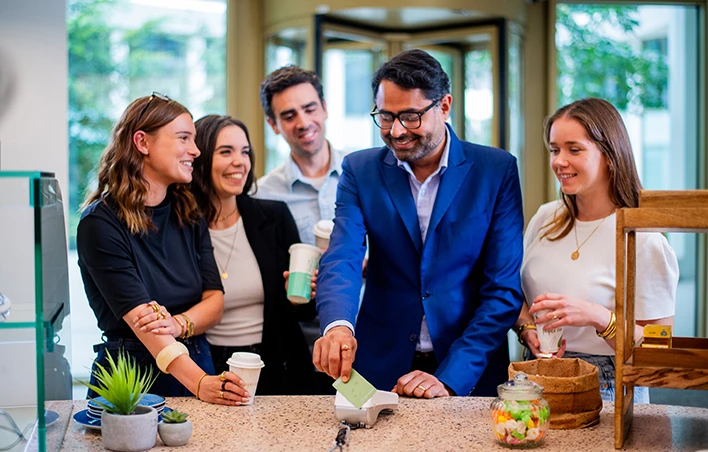 Un groupe de personnes paye sur un TPE PAX A80