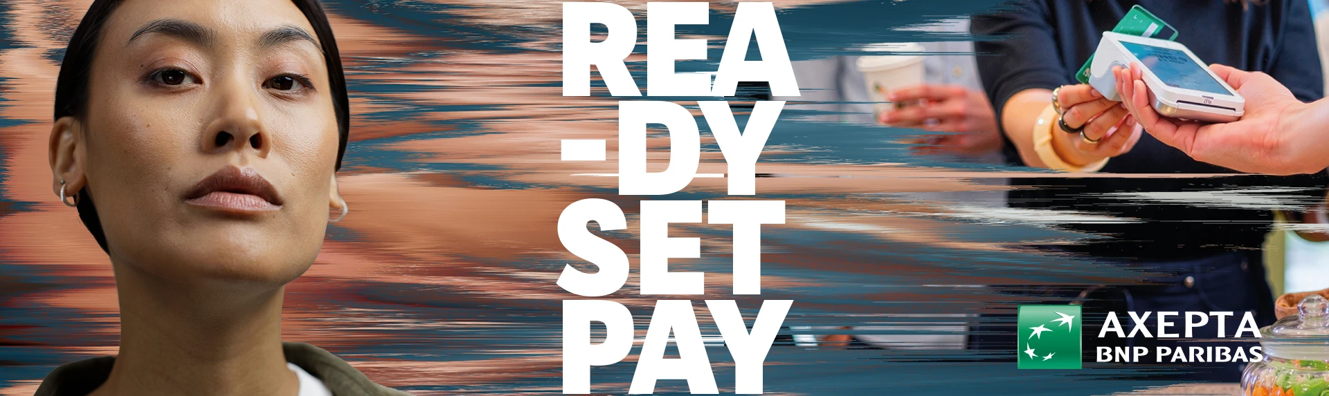 Une femme se tient devant le logo Ready Set Pay et derrière il y a un paiement sur un TPE