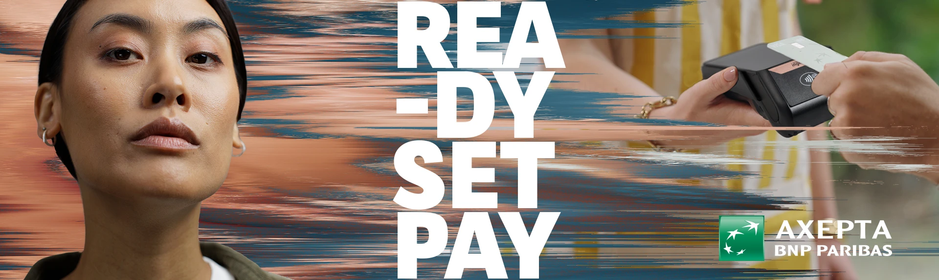 Une femme se tient devant le logo Ready Set Pay et derrière il y a un paiement sur un TPE