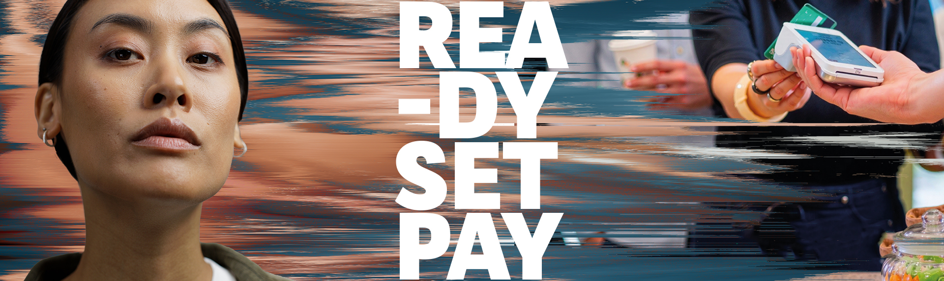 Une femme se tient devant le logo Ready Set Pay et derrière il y a un paiement sur un TPE