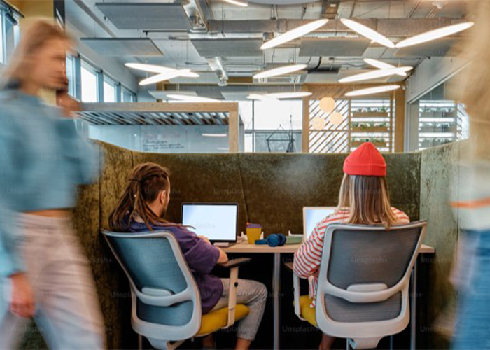 Un commerçant présente son DAB afin que le client puisse régler