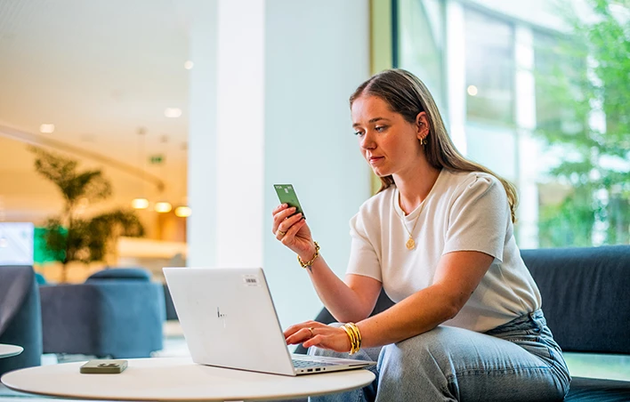 Une femme paie par carte sur son ordinateur