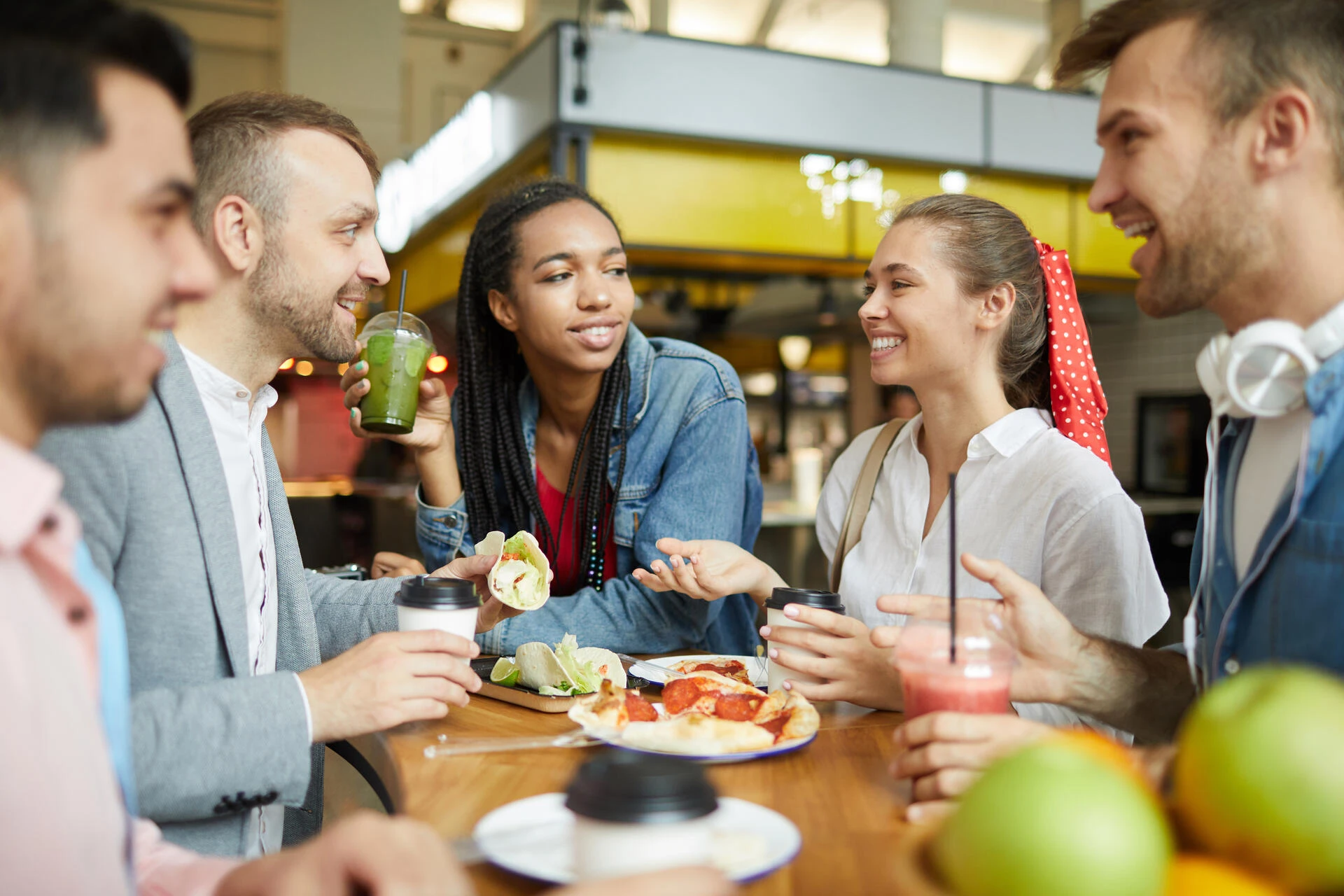 un groupe de personnes est en train de déjeuner