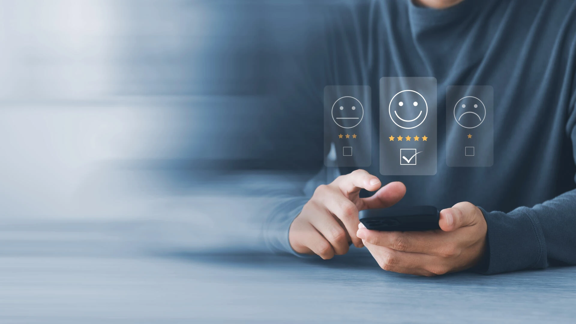 Un homme donne un avis en ligne depuis son mobile