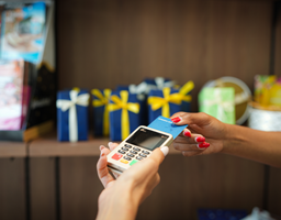 Une femme paye avec carte sur un TPE