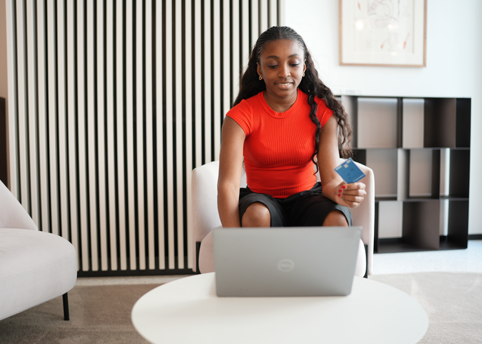 Une femme paye en ligne sur son ordinateur avec sa carte