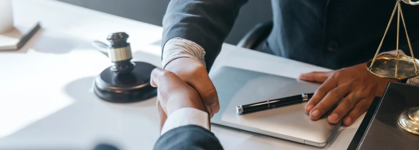 Un homme de justice serre la main à un autre homme